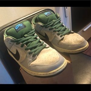 nike sb dunk low maple leaf